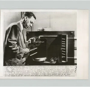 Scientist KENNETH KINGDON Shows Model NUCLEAR REACTOR 1950 Press Photo - Picture 1 of 2