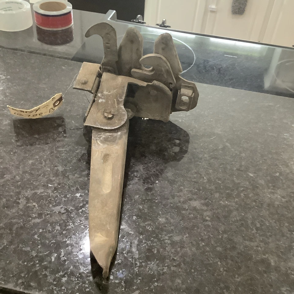 Trava de capô Nos 1968-1969 Mercury Cyclone C8GY-16700-B - Imagem 1 de 4