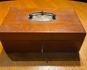 EARLY 20TH C WOOD BOX - HANDLE ON TOP - GREAT FOR SMALL ITEMS - Picture 1 of 12