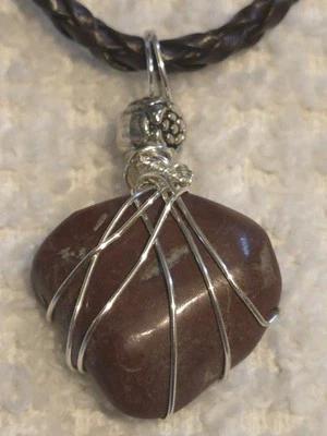 Colgante de jaspe mookaita en un collar de cuero marrón Foto 1 de 2