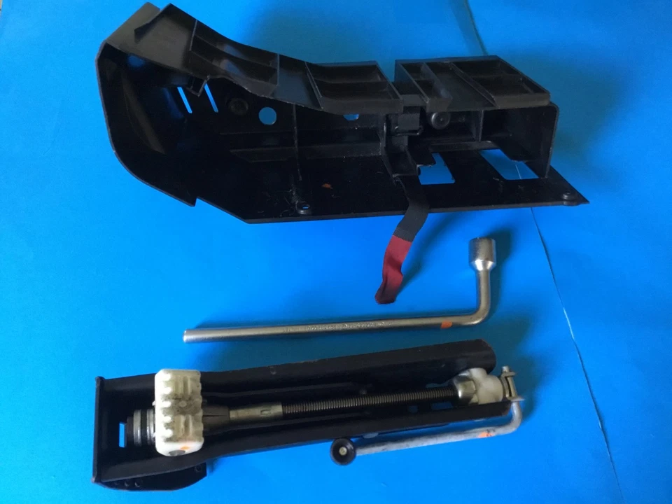 Mercedes E320/E350 2006 juego de herramientas de elevación de neumáticos de emergencia OEM A2115830215 Foto 1 de 4