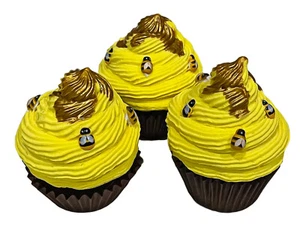 DEZICAKES Fake Cupcakes Honigbiene Kunstfutter 3er Set Honigbiene Cupcakes - Bild 1 von 8