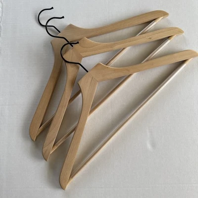 Lote de 3 perchas de traje de madera maciza para pantalones o faldas con barra de plástico recubierto Foto 1 de 4