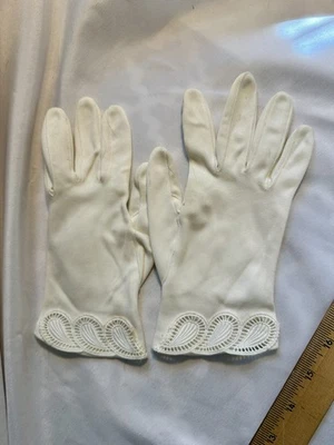Guantes de mano de muñeca blancos festoneados de colección para damas y mujeres para todos muy suaves de nylon Foto 1 de 3