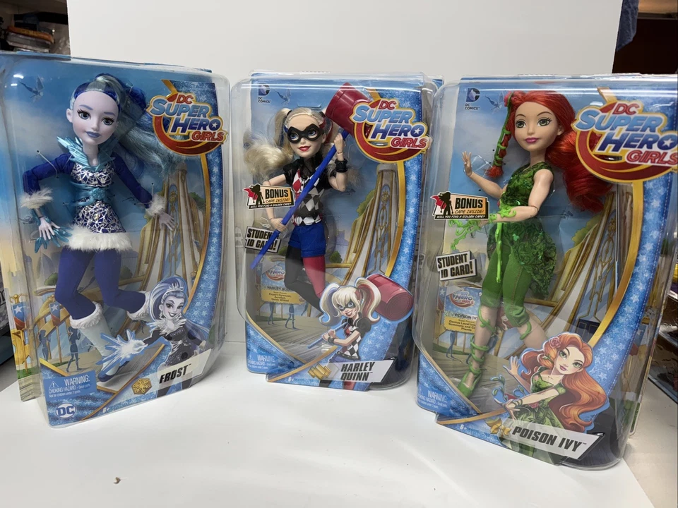 Lote DC Super Hero Girls: Harley Quinn con capa dorada, hiedra venenosa y escarcha Foto 1 de 4