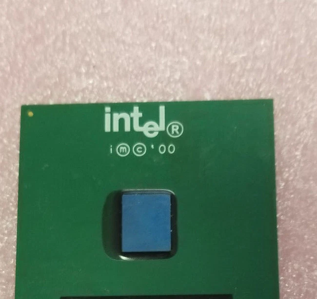 Intel Celeron SL4P2 700MHz/128KB/66 mhz FSB Socket/Socket 370 PC-CPU Processor - Image 1 of 1