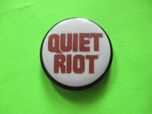 VINTAGE 1980'S QUIET RIOT 1 1/4" BUTTON PINBACK PIN BADGE HEAVY METAL ROCK - Picture 1 of 2