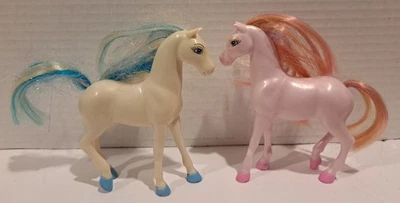 DISNEY Polly Pocket Caballos Cenicienta Lote de 2 Rosa y Azul 4.5" Alto Foto 1 de 4