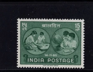 INDIA 1960 Niño y Niña jugando juego, Globo, Día del Niño MLH Sc 333 SG 431 - Imagen 1 de 1