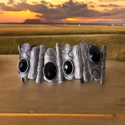 Pulsera llamativa negra y plateada Foto 1 de 4