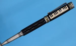Bolígrafo Rollerball Majestic Jr. con incrustación de piano de cola en latón antiguo peltre - Imagen 1 de 11