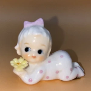 Vintage Napcoware Bone China Baby liegend mit Blumen Figur - Bild 1 von 8