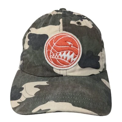 Sombrero camuflado con tirantes verde talla 8-14 logotipo bordado Place Athletic Dept para niño Foto 1 de 4