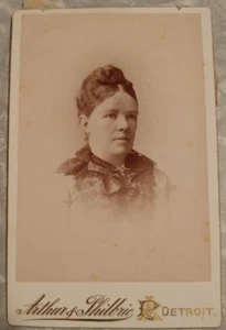 Fotografía antigua vintage de una mujer en Detroit 6" en lado largo - Imagen 1 de 4