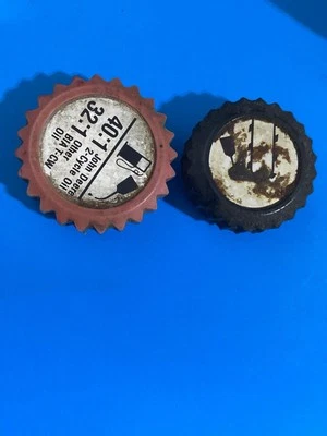 John Deere 55 EVA. Motosierra otros.  Tapa Gas & Oil Bin57 Foto 1 de 2