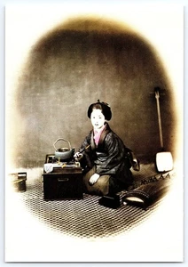 Cartolina fotografica vintage 1863 colorata di giovane donna che fuma di Felice Beato - Foto 1 di 2