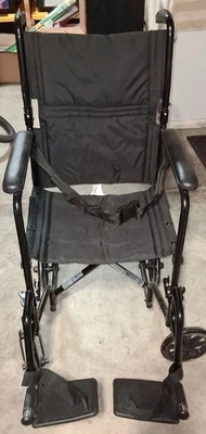 Cadeira de rodas de transporte leve Drive Medical, braços completos fixos, assento de 19” - Imagem 1 de 4