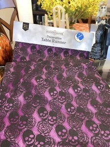 Tag der Toten Deko Lila Spitze Totenköpfe Tischläufer (16”x80”) Halloween - Bild 1 von 4