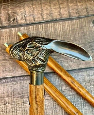 Bastón de madera enchapado en latón de diseño vintage con mango de cabeza de conejo estilo Foto 1 de 4