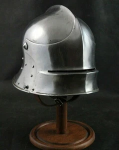 Casco de sallet alemán medieval calibre 18 de Navidad con soporte - Imagen 1 de 3