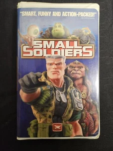 SMALL SOLDIERS (VHS 1998) Tommy Lee Jones, Kristen Dunst, Denis Leary, Jay Mohr - Picture 1 of 8
