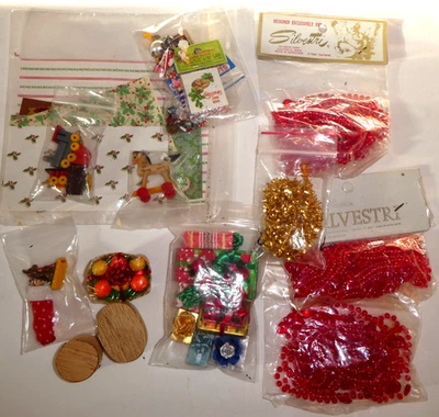 LOTE de Miniaturas Navidad Casa de Muñecas Adornos Regalos Medias Cesta de Frutas y Foto 1 de 4