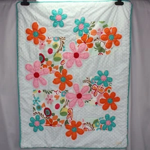 Cotton Tale Designs Kinder gesteppte Bettdecke Blumenapplikation 43 cm x 32 cm - Bild 1 von 15