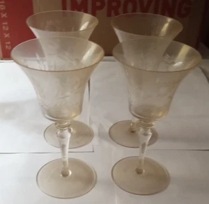 Set 4 bicchieri da cocktail champagne vintage incisi floreali trasparenti con aspetto nuvoloso 6" - Foto 1 di 9