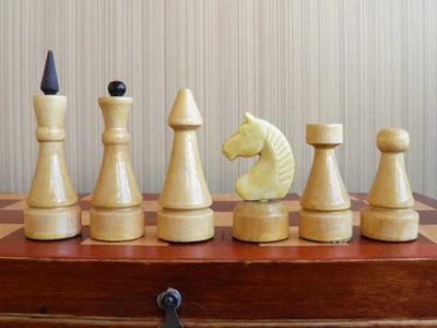 Juego de ajedrez. Juego de ajedrez soviético de los años 80, tablero de ajedrez de madera con piezas de madera URSS. Foto 1 de 4