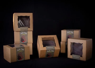 paquete de ocho pasteles de ron jamaicano de 4" (10 oz), en cajas de papel artesanal Foto 1 de 4