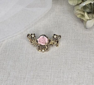 Vintage rosa Rose Brosche viktorianisch goldfarben Metall Porzellan Blume Kunstperlen - Bild 1 von 5