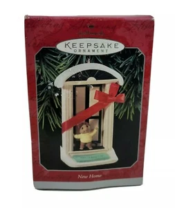 Vintage Hallmark Andenken Ornament New Home 1998 Haustür süße kleine Maus  - Bild 1 von 3