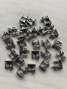 28 dijes de máquina de coser antiguos tono plata Steampunk miniatura victoriana - Imagen 1 de 3