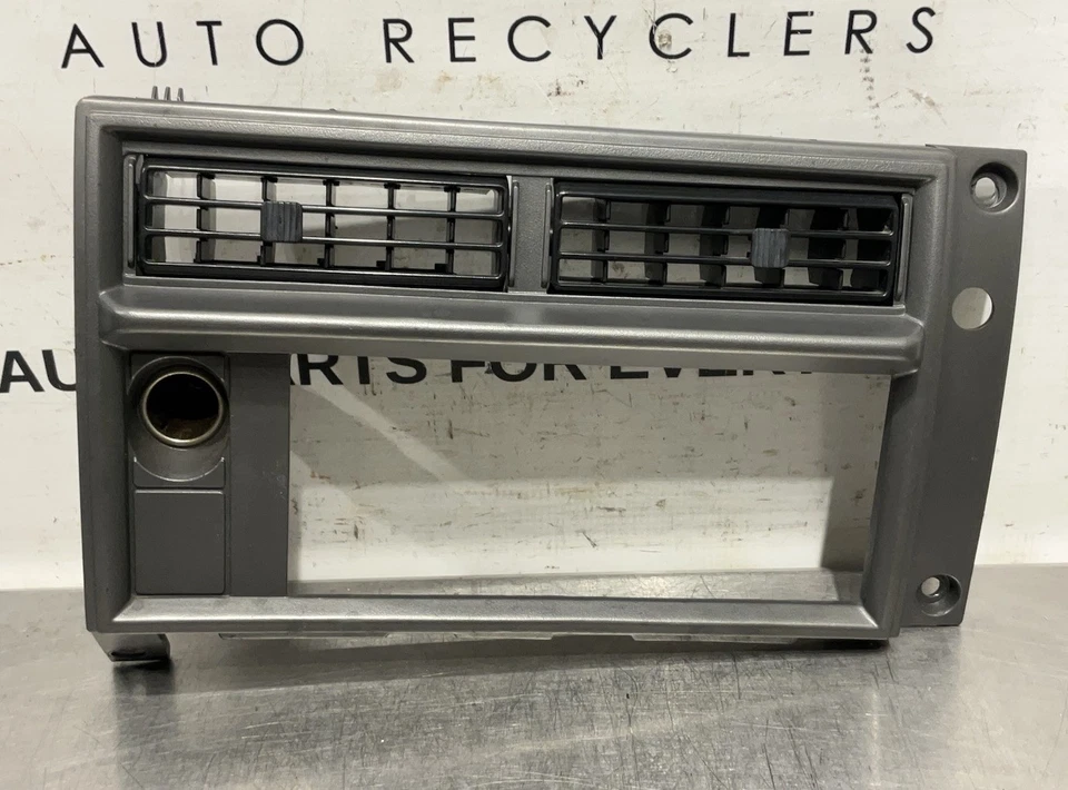 Chevrolet S10 GMC S15 1988-1994 radio tablero embellecedor bisel con encendedor OEM 15595798 Foto 1 de 4