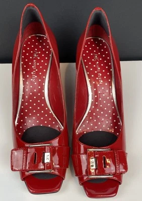 Zapato mujer ANNE KLEIN 8,5. Charol rojo. Punta cuadrada abierta con logotipo de metal Foto 1 de 4