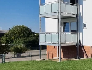 Balkonbau 2 Etagen 3 m x 2 m Vorstellbalkon Stahl feuerverzinkt Glasgeländer - Bild 1 von 6