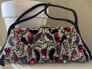 Cartera de cóctel SASHA con cuentas lentejuelas ocasión especial multicolor sobre satén negro - Imagen 1 de 9