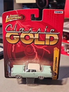 Johnny Lightning Forever 64 1:64 clásico oro 1969 Lincoln Continental verde azulado nuevo en paquete - Imagen 1 de 4