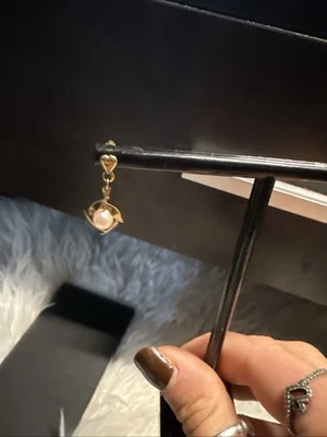 Серьги-гвоздики из желтого золота 14 карат с листьями жемчуга в форме сердца. - Изображение 1 из 4