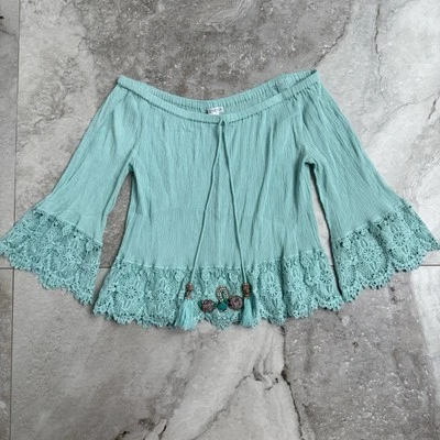 Blusa VENUS Off-Shoulder Algodão Boho Acabamento em Renda Strass Frisada Azul-petróleo Tamanho Médio - Imagem 1 de 4