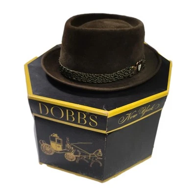 De Colección DOBBS NEW YORK Berg 7 1/4 Terciopelo Genuino Largo-Ovalado FEDORA Sombrero + CAJA ORIGINAL Foto 1 de 4