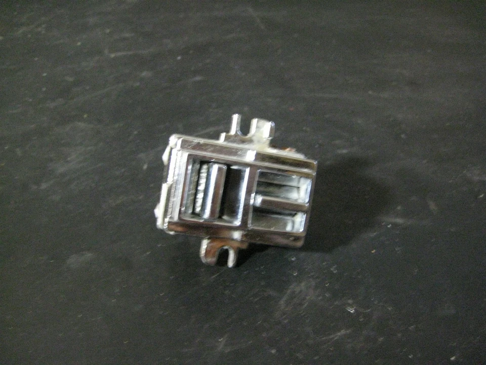 2-кнопочный выключатель стеклоподъемника со стороны пассажира 65 66 67 68 Cadillac с вентиляционной решеткой - Изображение 1 из 1