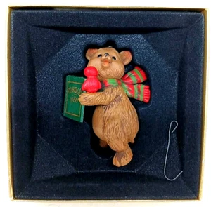 Vintage 1980 Hallmark Baumschneider Ornament Bär mit Schal & Carol Buch mit Box - Bild 1 von 4