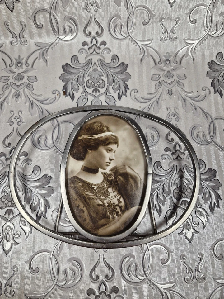 Vintage Art Deco  Oval Photo Frane Very Unusual Style 14cm x 18cm Very Different - Image 1 of 4