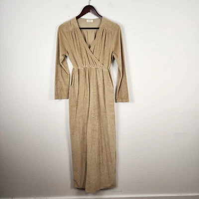 Mono beige de terciopelo de terciopelo de enfermería de maternidad con diseño de tetas para mujer talla mediana Foto 1 de 4