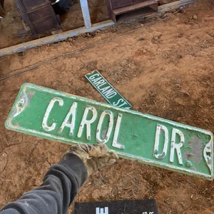 Insegna Vintage Goffrata Ritirata Nome Strada Carol Drive 24”x6” Pesante - Foto 1 di 5