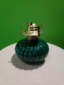 VINTAGE RIBBED HUNTER GREEN LAMPLIGHT FARMS MODEL 330 KEROSENE LAMP LIGHT - Picture 1 of 8