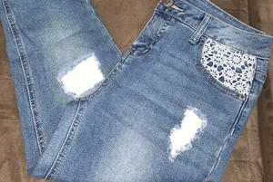 JUSTICE CAPRI JEANS SIZE 16 DENIM STRETCH CROCHET FLORAL ACCENTS SUPER CUTE!! - Picture 1 of 3