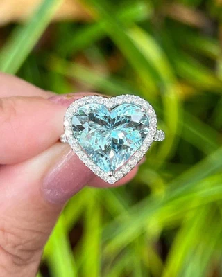 Anillo de compromiso de diamantes y aguamarina natural en forma de corazón de 5,85 quilates de oro blanco de 14 quilates Foto 1 de 4