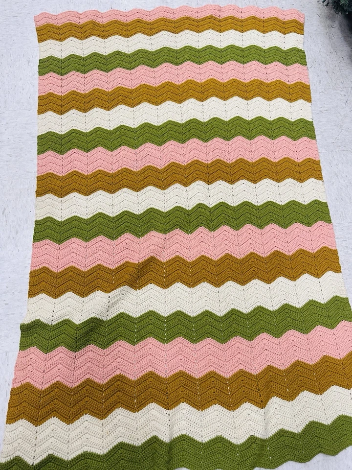 Manta chevron de ganchillo hecha a mano con rayas rosas, mostaza, blancas y verdes. Foto 1 de 1